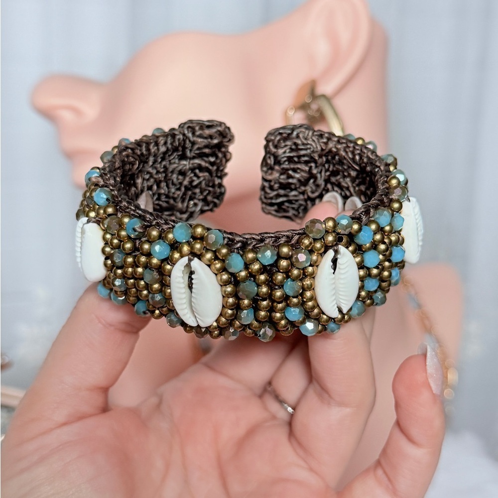 ⚜️ Handcrafted Beaded Bracelet with Shell Accents - Picture 6 of 11